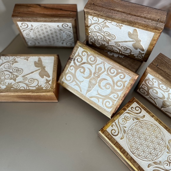 Wood carved box - Picture 2 of 9